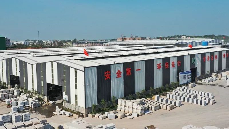 在选择石材时，需要注意以下几个方面：